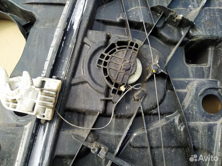 Передний левый стеклоподъемник Hyundai Santa Fe