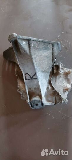 Кронштейн двигателя на Volkswagen Passat B5