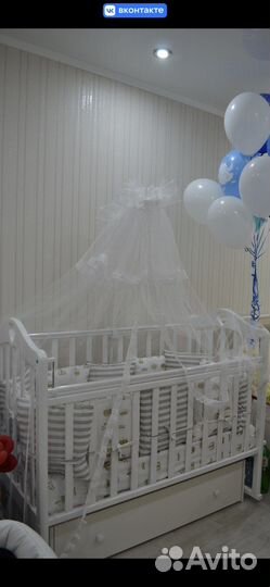 Детская кроватка с маятником