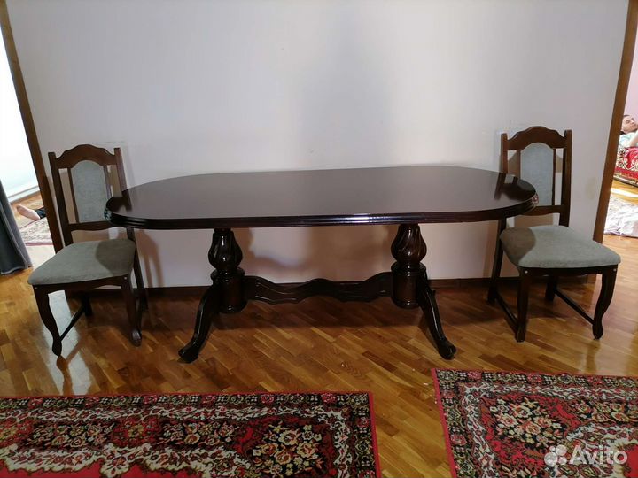 Стол со стульями