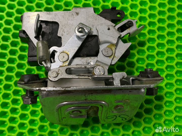 Замок крышки багажника Subaru Forester SG