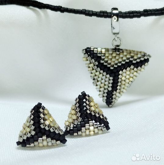 Украшения из бисера — чокер с подвеской