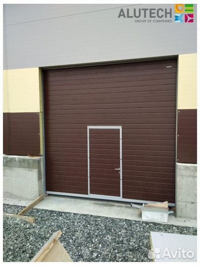 Секционные ворота для гаража alutech