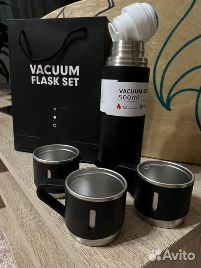 Термос подарочный в наборе с кружками