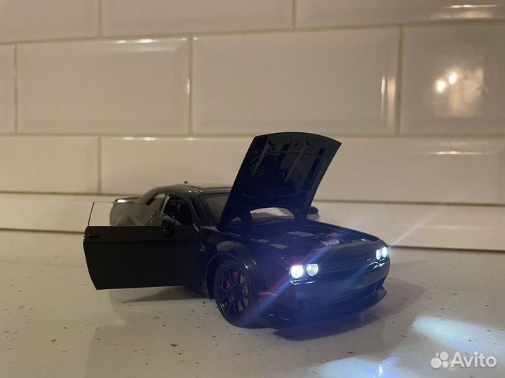 Коллекционная машинка Dodge Challenger SRT 1:24