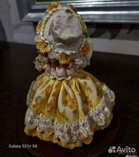 Фарфоровая статуэтка девочка, коллекционная