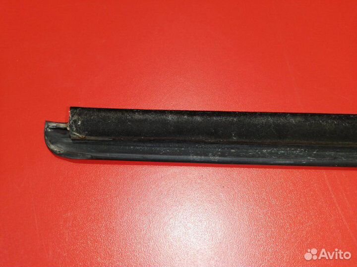 Молдинг стекла двери внешний передний левый