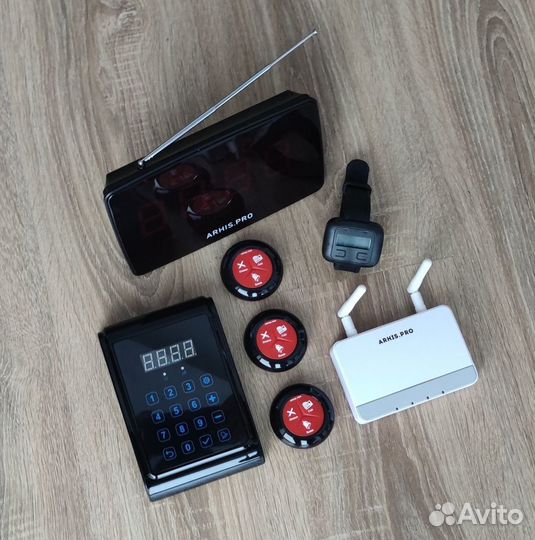 Кнопка вызова официанта, персонала с часами