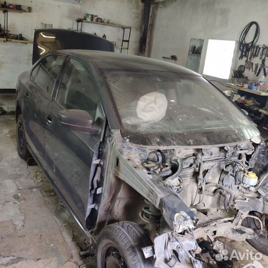 Volkswagen Polo 1.6 МТ, 2014, битый, 200 000 км