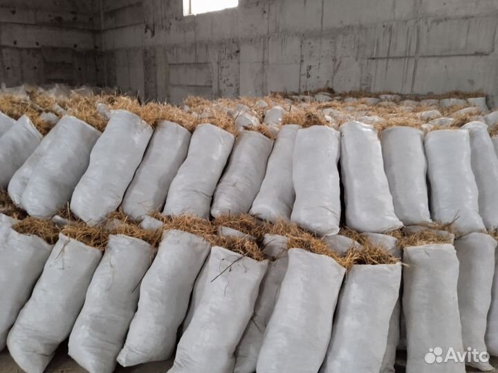 Солома в мешках