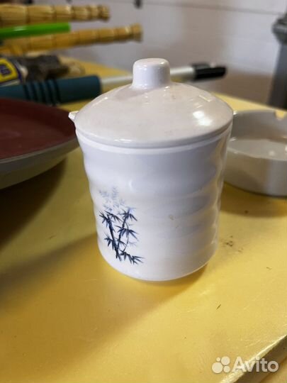 Тарелки, столовые приборы, кастрюли, сковородки