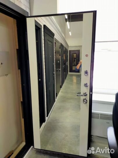 Дверь входная с зеркалом