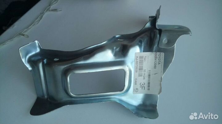 Кронштейн переднего левого крыла на Toyota
