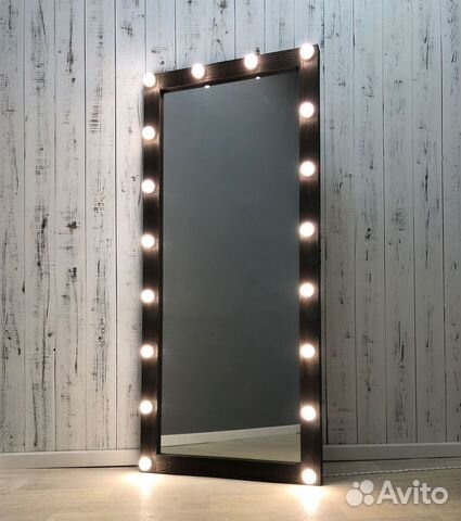 Гримерное зеркало с лампочками