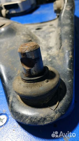 Рычаг подвески правый Ларгус