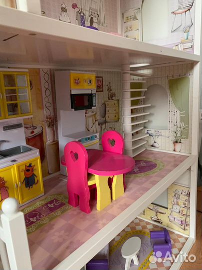 Большой кукольный домик с мебелью