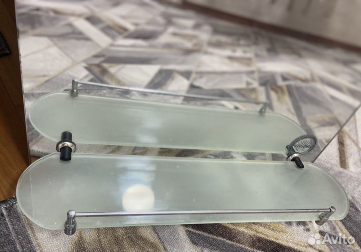 Зеркало в ванную с полочкой