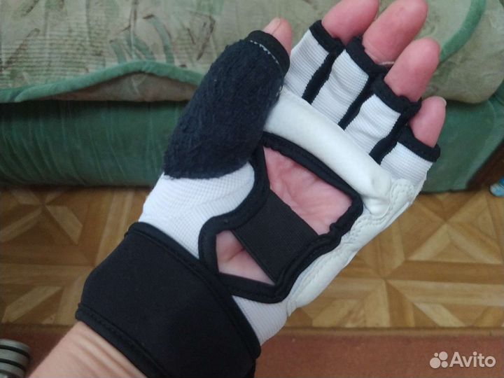 Перчатка для тхеквондо отдам бесплатно