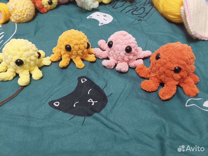 Много вязаных игрушкек