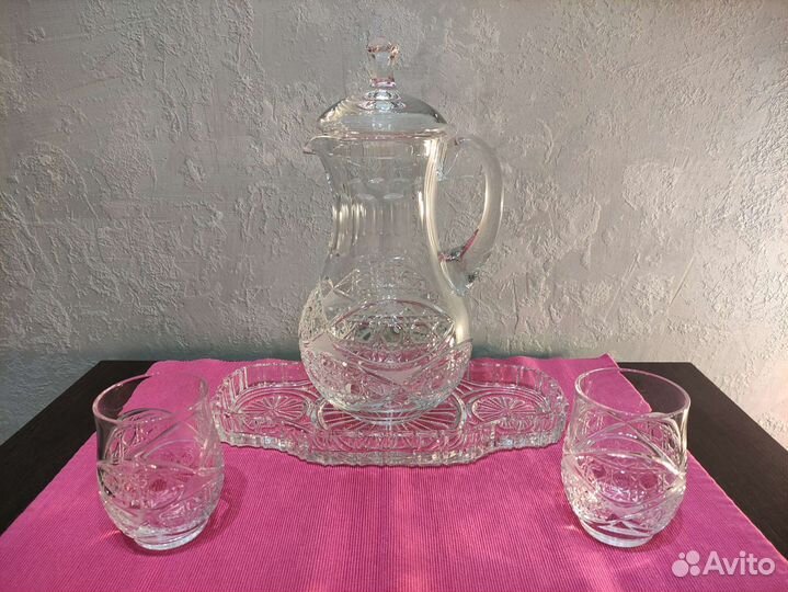 Хрустальный кувшин со стаканами