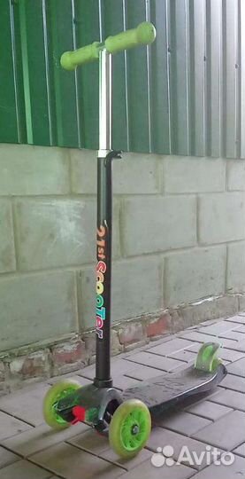 Продам самокат трёхколёсный Скутер