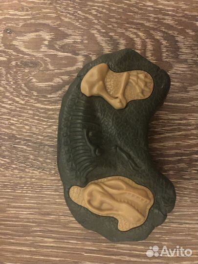 Динозавр на пульте управления