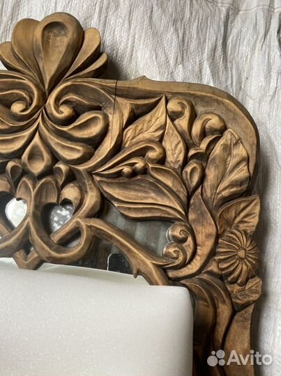 Зеркало в резной деревянной раме