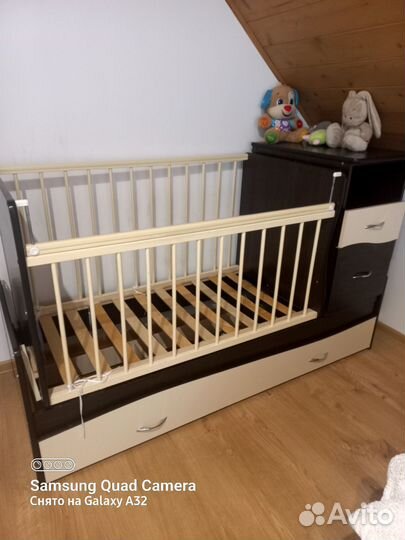 Детская кроватка и комод