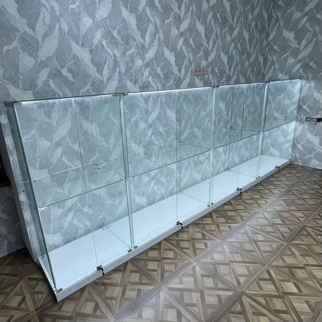 Стеклянная витрина с подсветкой