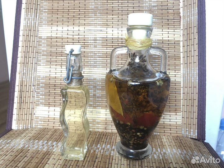 Стеклянные бутылки с оливковым маслом винтажные