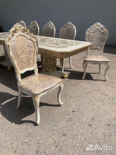Стол и стулья