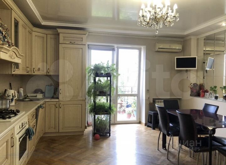 Дом 499 м² на участке 6 сот.