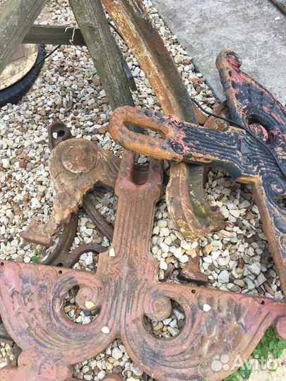 Старинные чугунные лавки