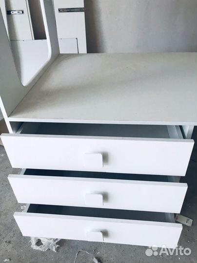 Детская кровать со столом и шкафом