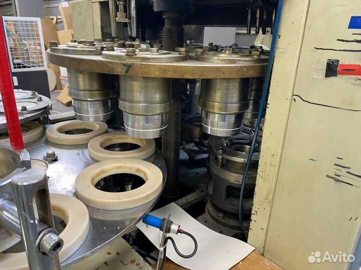 Автоматизированная машина для формовки бумажных ко