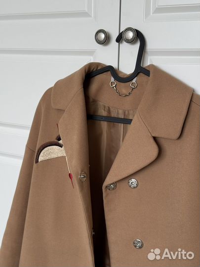 Пальто с вышивкой журавли