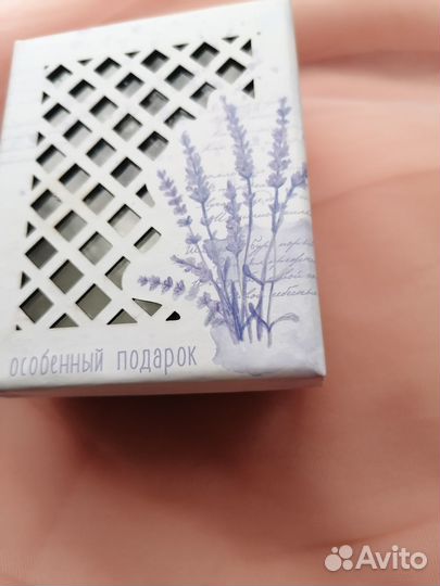 Брошь с камнем сваровски