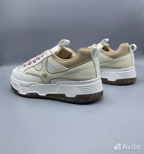 Кроссовки женские