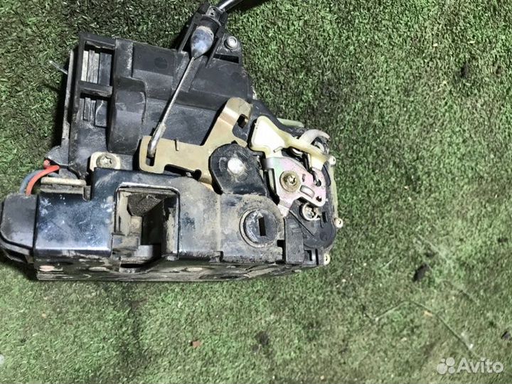 Замок двери задний правый Volkswagen Passat B5 ATW