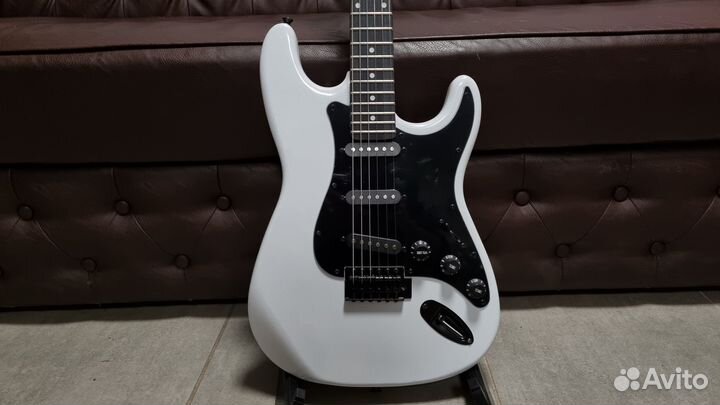 Электрогитара (Аксессуар в подарок)