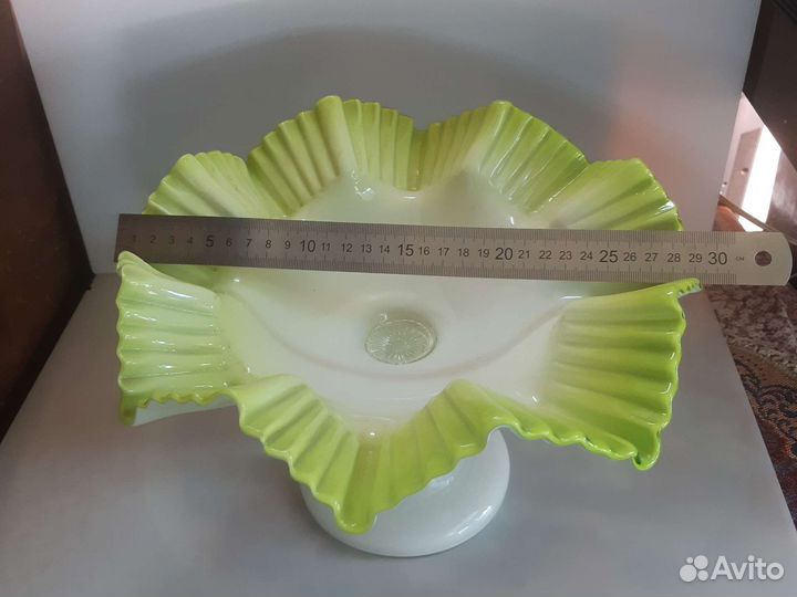 Антикварная ваза на ножке конфетница