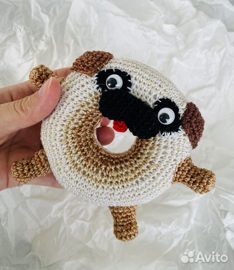 Вязаная игрушка на рюкзак, коляску