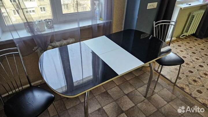 Кухонный стеклянный стол и стулья