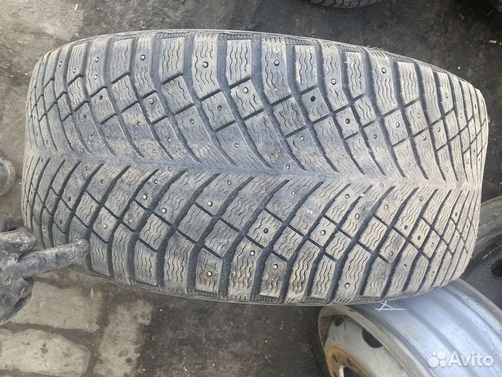 Michelin X-Ice North 4 275/40 R22 104