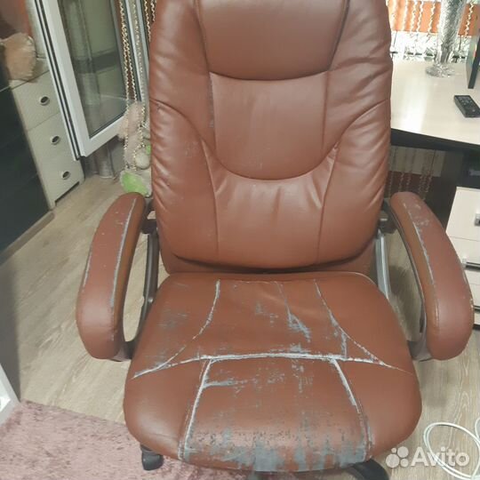 Офисное кожаное кресло