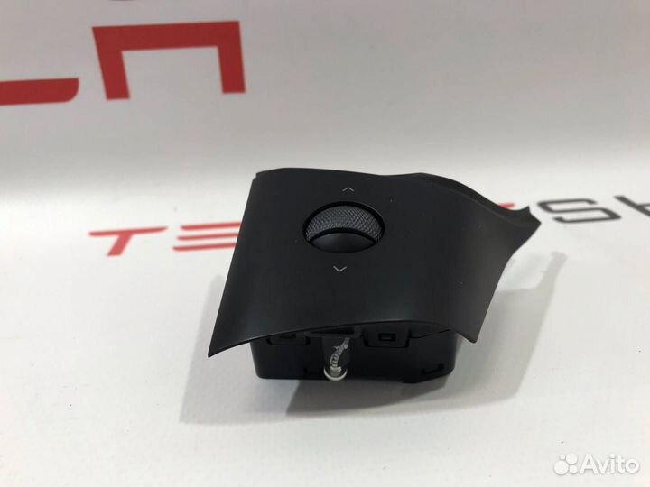 Кнопка управления на руле Tesla Model 3 2020