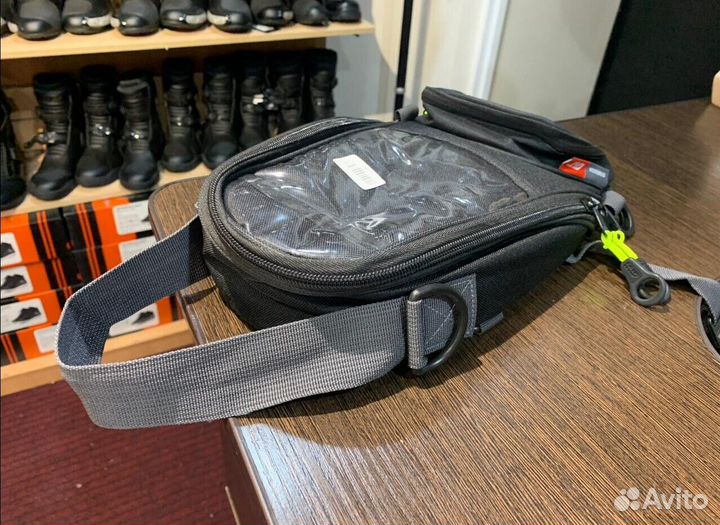 Сумка на бак Givi на магнитах на бензобак на мото