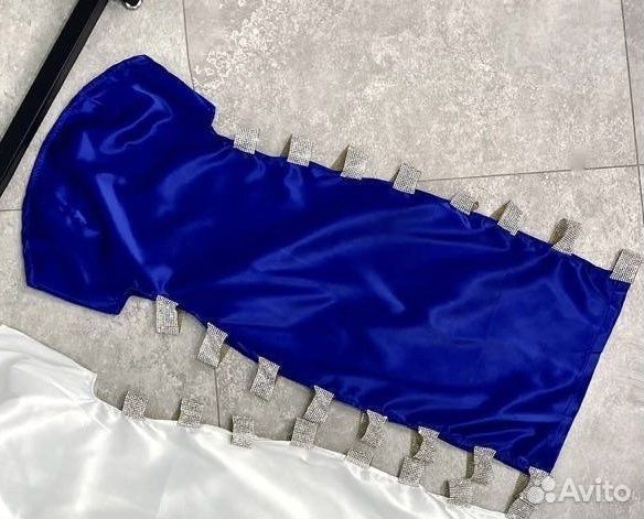 Вечернее платье на выпускной атласное со стразами