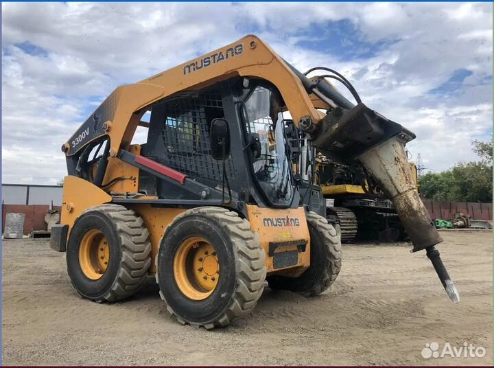 Левое стекло на мини-погрузчик Mustang 1900 2700 3300