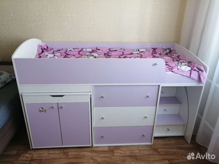 Детская кровать чердак со столом и шкафом
